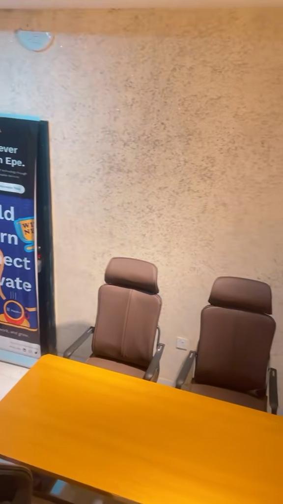 A walk through the Haut Hub workspace: a meeting table with chairs, a lounge corner and the Haut Hub banner